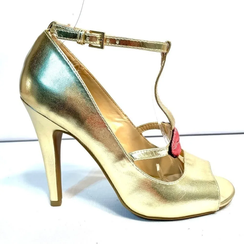 GOLD HEELS with LIPS SIZE 5.5